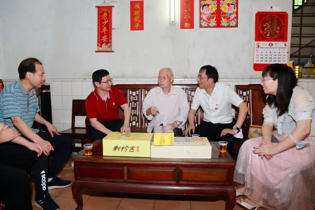 强国再起有我 传承劳模精神——白云山EVO视讯公司向导“五一”前夕走访慰问劳动模范和下层一线员工