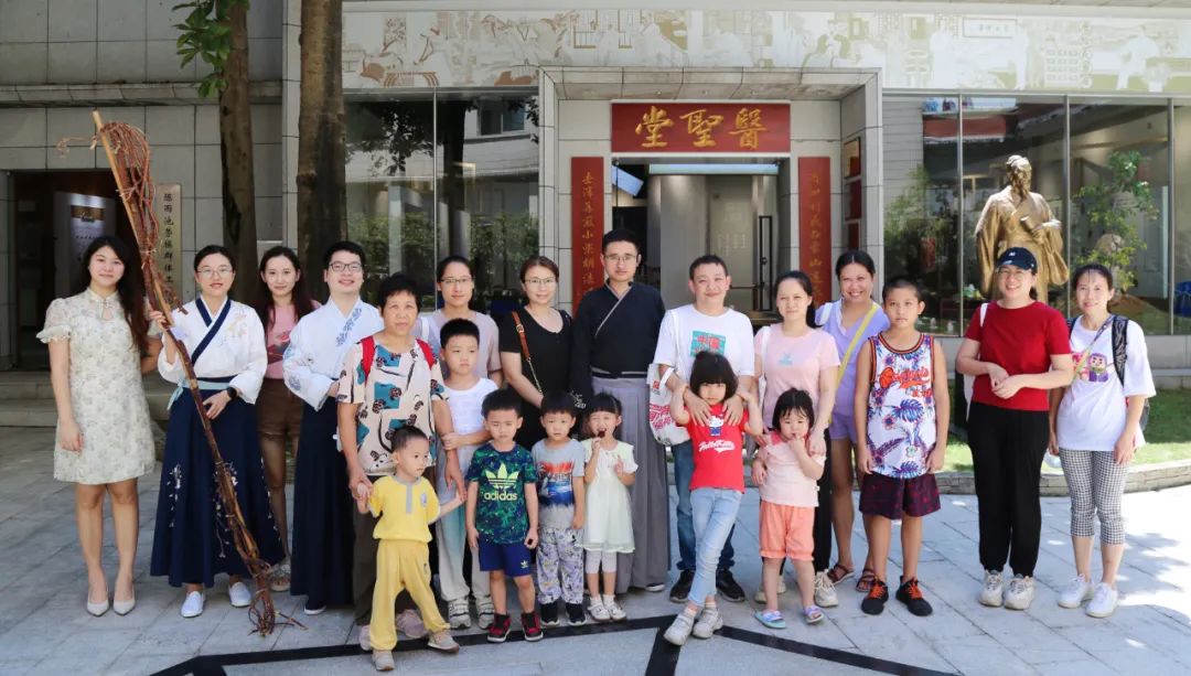 学千古名方 悟非遗传承——白云山EVO视讯公司组织开展主题非遗体验活动